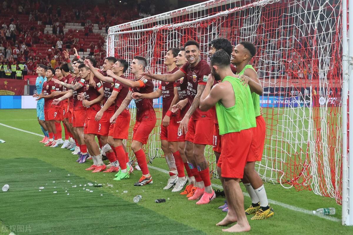 国安重伤倒地，海港全队围拢祈祷，场面感人的简单介绍