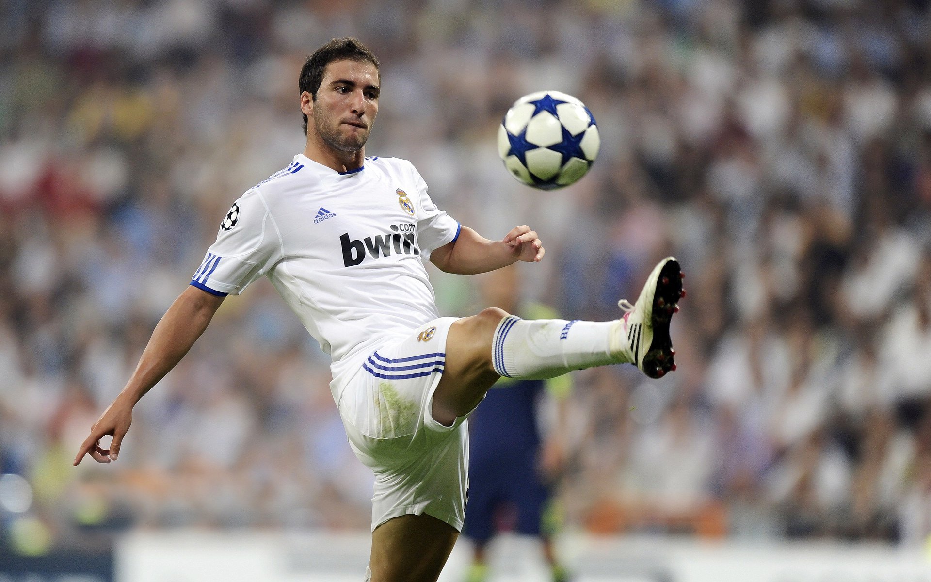 又见绝平！金州勇士与迈阿密热火鏖战至终场，格列兹曼读秒救主